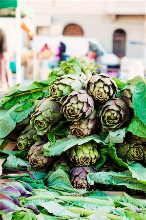 A pile of artichokes at the market Stock Photo - Premium Royalty-Free, Code: 659-07028167