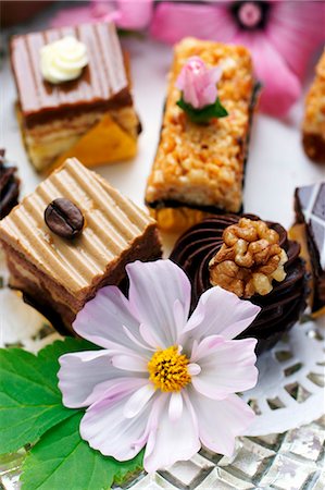 food decoration cake - Petits fours with white cosmos flowers Stock Photo - Premium Royalty-Free, Code: 659-07028163