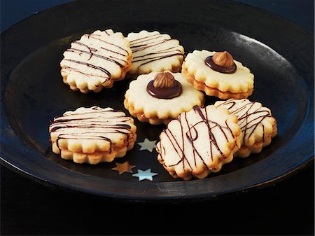 Christmas biscuits with chocolate stripes and hazelnuts Photographie de stock - Premium Libres de Droits, Code: 659-07028171