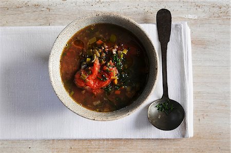 simsearch:659-06155025,k - Lentil soup with tomatoes (view from above) Photographie de stock - Premium Libres de Droits, Code: 659-07028172