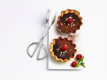 simsearch:600-03907459,k - Chocolate tarts with raspberries Foto de stock - Sin royalties Premium, Código: 659-07028187