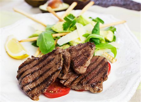 simsearch:659-07610086,k - Barbecued beef steaks with avocado salad Foto de stock - Sin royalties Premium, Código: 659-07028227