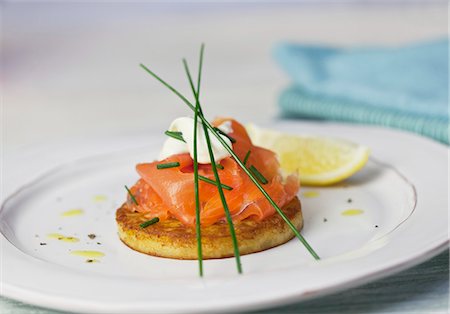 simsearch:659-09124173,k - Blini with smoked salmon, sour cream and chives Fotografie stock - Premium Royalty-Free, Codice: 659-07028238