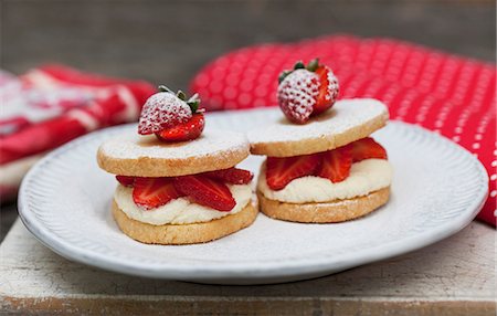 simsearch:659-06153839,k - Individual Strawberry Shortcake Photographie de stock - Premium Libres de Droits, Code: 659-07028240