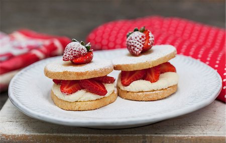 simsearch:659-06186498,k - Individual Strawberry Shortcake Foto de stock - Royalty Free Premium, Número: 659-07028240