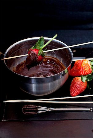 simsearch:659-01859292,k - A Bowl of Melted Chocolate with Strawberries for Dipping; A Chocolate Covered Strawberry in the Bowl Photographie de stock - Premium Libres de Droits, Code: 659-07028258