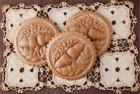 simsearch:659-06373902,k - Three Molded Gingerbread Cookies with a Clear Sugar Glaze Fotografie stock - Premium Royalty-Free, Codice: 659-07028250