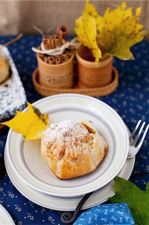 simsearch:659-06902740,k - Apple Dumpling Stuffed with Dried Fruit Photographie de stock - Premium Libres de Droits, Code: 659-07028288