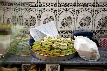 Baked pistachio treats on a tray Foto de stock - Sin royalties Premium, Código: 659-07028297