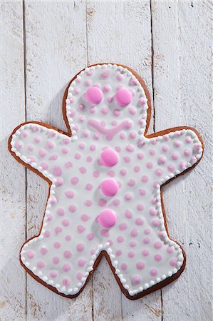 A gingerbread man decorated with pink dots Stock Photo - Premium Royalty-Free, Code: 659-07028305