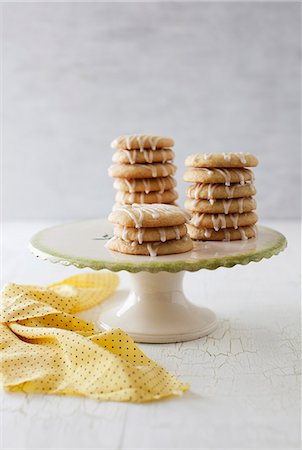 Glazed lemon biscuits on a cake stand Stock Photo - Premium Royalty-Free, Code: 659-07028340