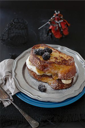 Challa French toast with chocolate hazelnut spread, caramelised bananas and blackberries Stock Photo - Premium Royalty-Free, Code: 659-07028342