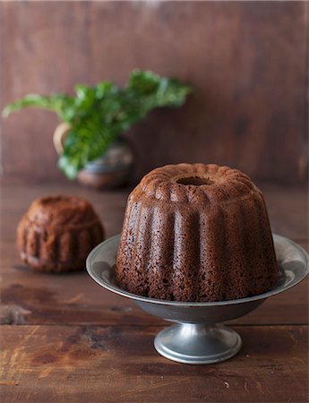 english cooking - Guinness and ginger cake (spiced cake with Guinness, Ireland) Stock Photo - Premium Royalty-Free, Code: 659-07028356