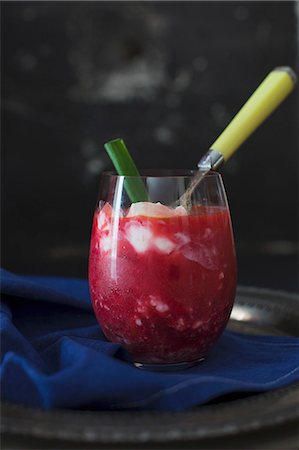 Summer borscht in a glass with a blob of sour cream Stock Photo - Premium Royalty-Free, Code: 659-07028370