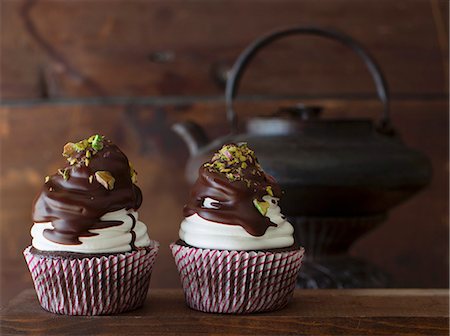 Coffee cupcakes with Irish Cream liqueur and marshmallow topping Photographie de stock - Premium Libres de Droits, Code: 659-07028372