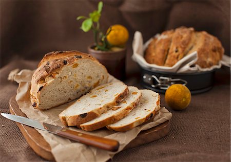 Home-made apricot and hazelnut bread Foto de stock - Sin royalties Premium, Código: 659-07028384