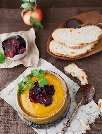 Sweet potato & apple soup with beetroot crisps and apricot & hazelnut bread Stock Photo - Premium Royalty-Free, Code: 659-07028385