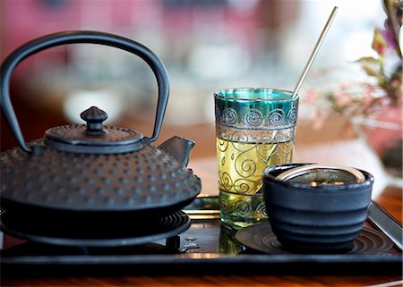 simsearch:659-03533144,k - A tea-themed still life featuring a black teapot Stockbilder - Premium RF Lizenzfrei, Bildnummer: 659-07028424