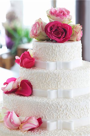 An elegant wedding cake decorated with fresh roses Foto de stock - Sin royalties Premium, Código: 659-07028427