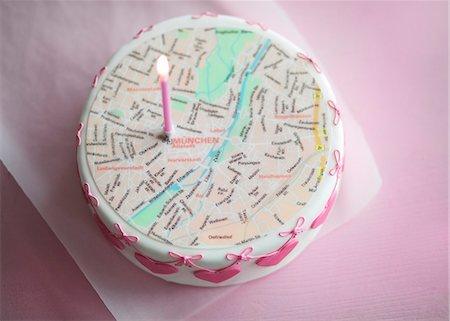 sponge not person - A small wedding cake topped with a city map and a symbolic candle Foto de stock - Sin royalties Premium, Código: 659-07028429