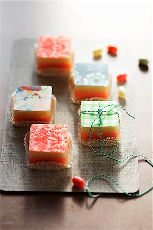 frosted glass - Petits fours topped with patterned sugar glaze Foto de stock - Sin royalties Premium, Código: 659-07028422