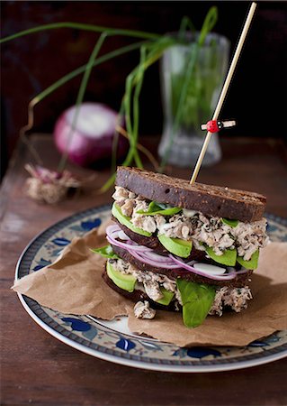 simsearch:659-06495132,k - Basil Chicken Salad with Mushrooms, Walnuts and Avocado on Whole Grain Bread Photographie de stock - Premium Libres de Droits, Code: 659-07028446