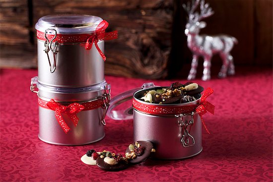 A tin of chocolate buttons for Christmas Foto de stock - Sin royalties Premium, Código de la imagen: 659-07028441