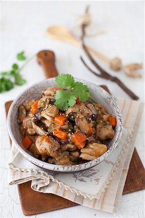 simsearch:659-06155446,k - Sesame Chicken Stew with Shiitake Mushrooms in a Bowl Photographie de stock - Premium Libres de Droits, Code: 659-07028457