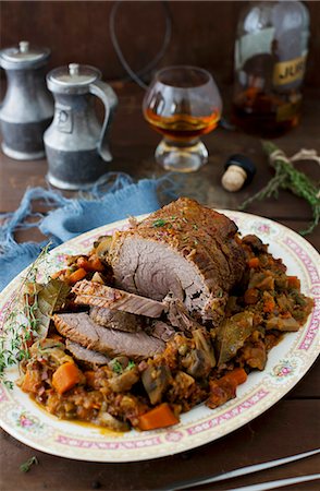 rosbif - Pot Roast with Mushrooms and Carrots on a Platter Photographie de stock - Premium Libres de Droits, Code: 659-07028459