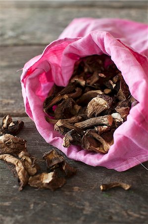 simsearch:841-06446936,k - Dried Mushrooms in a Pink Cloth Bag Stockbilder - Premium RF Lizenzfrei, Bildnummer: 659-07028465