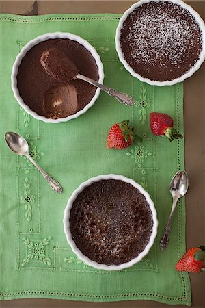 pudding - Three Chocolate Creme Brulees with Strawberries on Green Linen Stock Photo - Premium Royalty-Free, Code: 659-07028475