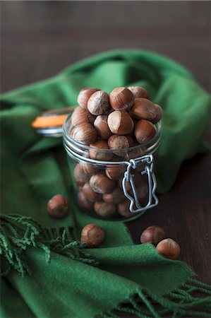 simsearch:659-06153827,k - An Open Canister of Hazelnuts Photographie de stock - Premium Libres de Droits, Code: 659-07028472