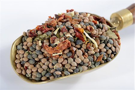 A mix of lentils, dried vegetables and herbs Foto de stock - Sin royalties Premium, Código: 659-07028482
