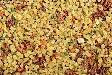 A ready-made mix of bulgur with dried vegetables and spices Photographie de stock - Premium Libres de Droits, Code: 659-07028498