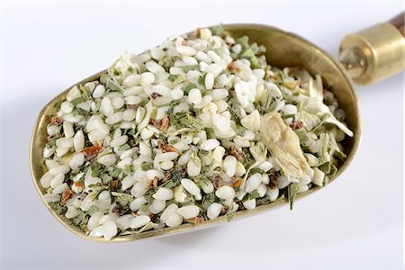 simsearch:659-06494745,k - A ready-made risotto mix with wild garlic and dried vegetables Photographie de stock - Premium Libres de Droits, Code: 659-07028493