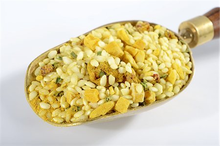 simsearch:659-07028515,k - A ready-made risotto mix with almonds, curry and barberries Foto de stock - Sin royalties Premium, Código: 659-07028503