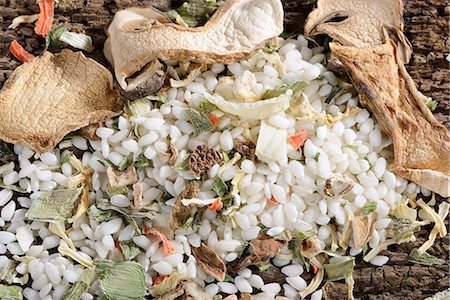 rice type - Vialone Nano risotto rice, dried porcini mushrooms, carrots, leek, celery, chive, tomatoes and peppers on a wooden surface Stock Photo - Premium Royalty-Free, Code: 659-07028514