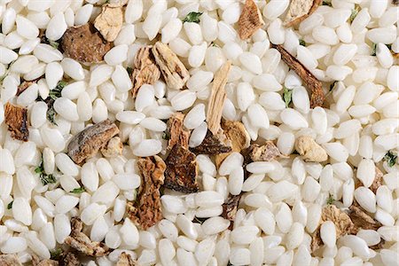 simsearch:659-07609920,k - Vialone Nano risotto rice with dried porcini mushrooms, pink peppercorns and parsley Photographie de stock - Premium Libres de Droits, Code: 659-07028526