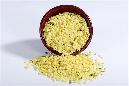 simsearch:659-06495750,k - Vialone Nano risotto rice with almonds, lemon oil, turmeric and chives with a ceramic dish Foto de stock - Sin royalties Premium, Código: 659-07028520