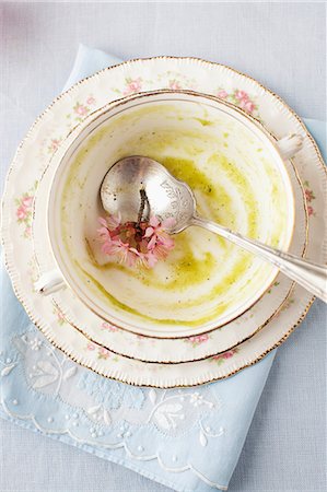 simsearch:614-05955441,k - An Empty Soup Bowl with Remains of Green Spring Soup Foto de stock - Royalty Free Premium, Número: 659-07028551