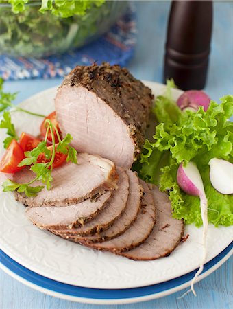 simsearch:659-03535191,k - Partially Sliced Pork Roast on a Platter with Greens and Radishes Foto de stock - Royalty Free Premium, Número: 659-07028565