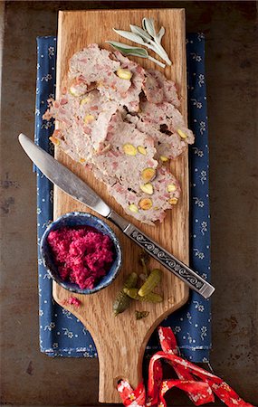 simsearch:659-07028735,k - Country Pistachio Pate Sliced on a Cutting Board Foto de stock - Sin royalties Premium, Código: 659-07028560