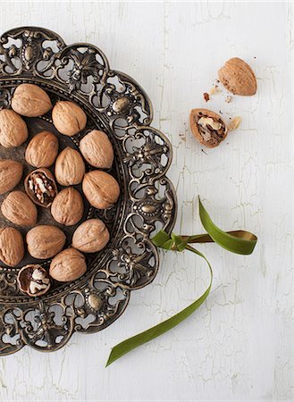 Walnuts on a Metal Tray Stockbilder - Premium RF Lizenzfrei, Bildnummer: 659-07028570