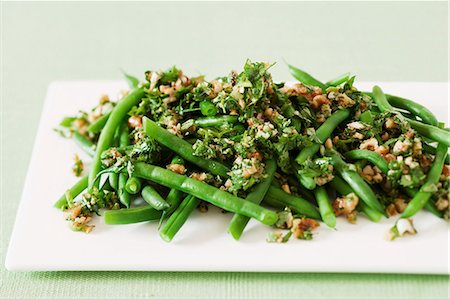 fève - Green beans with walnut pesto Photographie de stock - Premium Libres de Droits, Code: 659-07028595