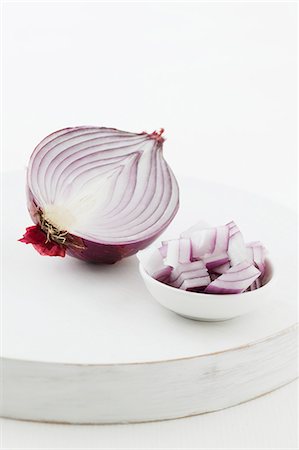 simsearch:659-07068689,k - Half a red onion, and pieces of onion in a bowl Photographie de stock - Premium Libres de Droits, Code: 659-07028605