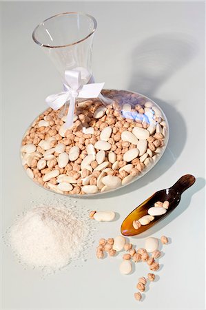 Dried beans and chickpeas in a carafe as a gift Foto de stock - Sin royalties Premium, Código: 659-07028621