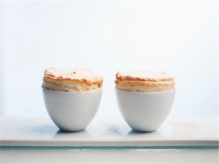 simsearch:659-01848737,k - Two passion fruit soufflés against a white background Foto de stock - Sin royalties Premium, Código: 659-07028636