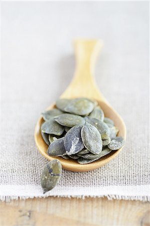 Pumpkin seeds on a wooden spoon Photographie de stock - Premium Libres de Droits, Code: 659-07028656
