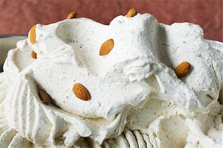 simsearch:659-07028683,k - Creamy almond ice cream Stockbilder - Premium RF Lizenzfrei, Bildnummer: 659-07028685