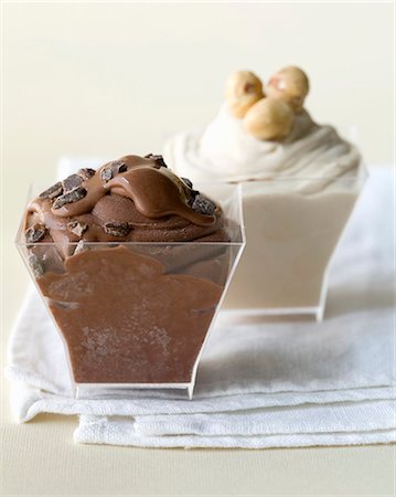 Chocolate and hazelnut ice cream Photographie de stock - Premium Libres de Droits, Code: 659-07028687